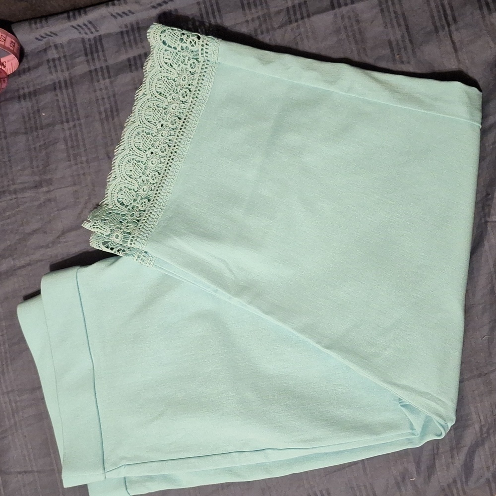Real Size blue Capri crochet accent 16 x 18 Nwot